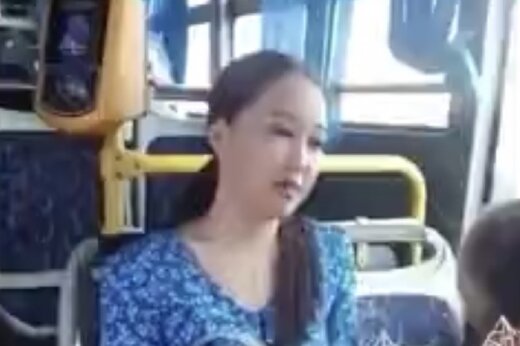 ببینید | حمله دختر قزاق به راننده فقط به خاطر ماسک نزدن