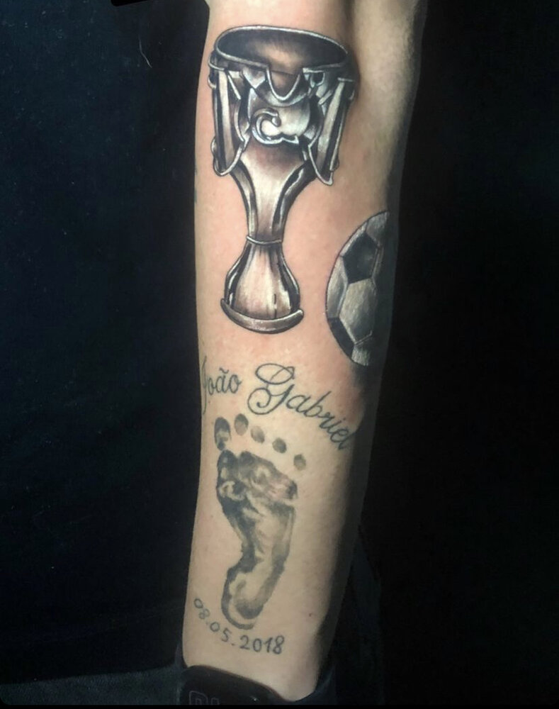 حرکت جالب مدافع استقلال؛ تتوی جام قهرمانی روی دست سیلوا/عکس