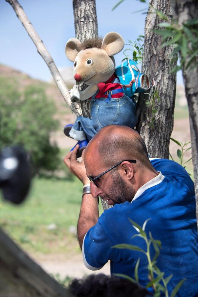 ما دهه شصتیها هیچ امکاناتی نداشتیم و از یکتکه پارچه عروسک میساختیم/پدرم از من میپرسد نمیخواهی کاری پیدا کنی که درآمد خوبی داشته باشد