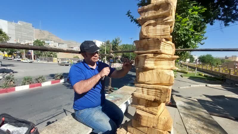 این هنرمند به درختان مرده شهر جان میدهد/ عکس