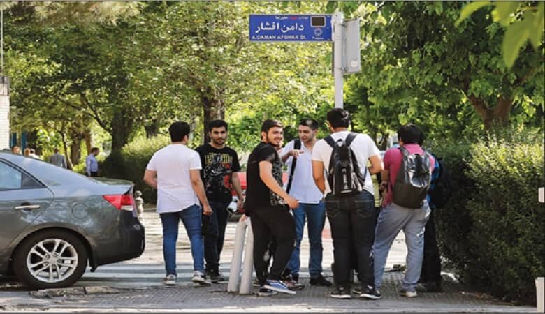 روزنامه کیهان، دلیل لذت نبردن دهه هشتادی ها از زندگی را کشف کرد روزنامه کیهان، دلیل لذت نبردن دهه هشتادی ها از زندگی را کشف کرد
