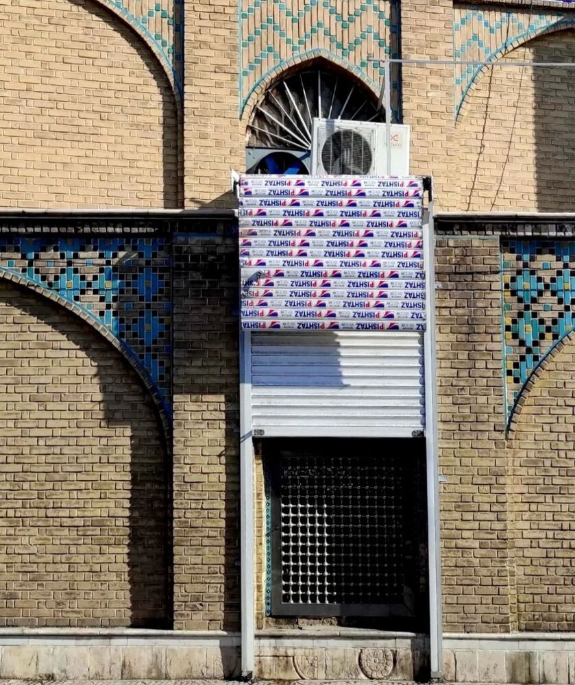 عکس | تصویر جالب از کرکره برقی روی دیوار بقعه چهار انبیا/ «وقتی حرمت امامزاده را متولی نگاه نمی‌دارد»