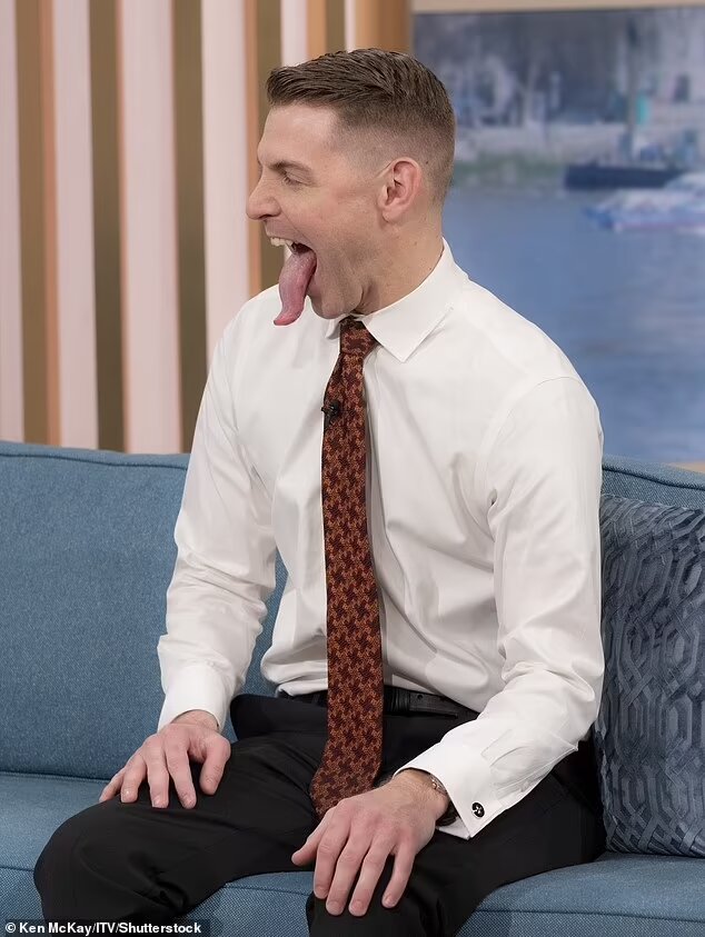 عکس| مردی که با زبان درازش نقاشی میکند، رکورد گینس را زد