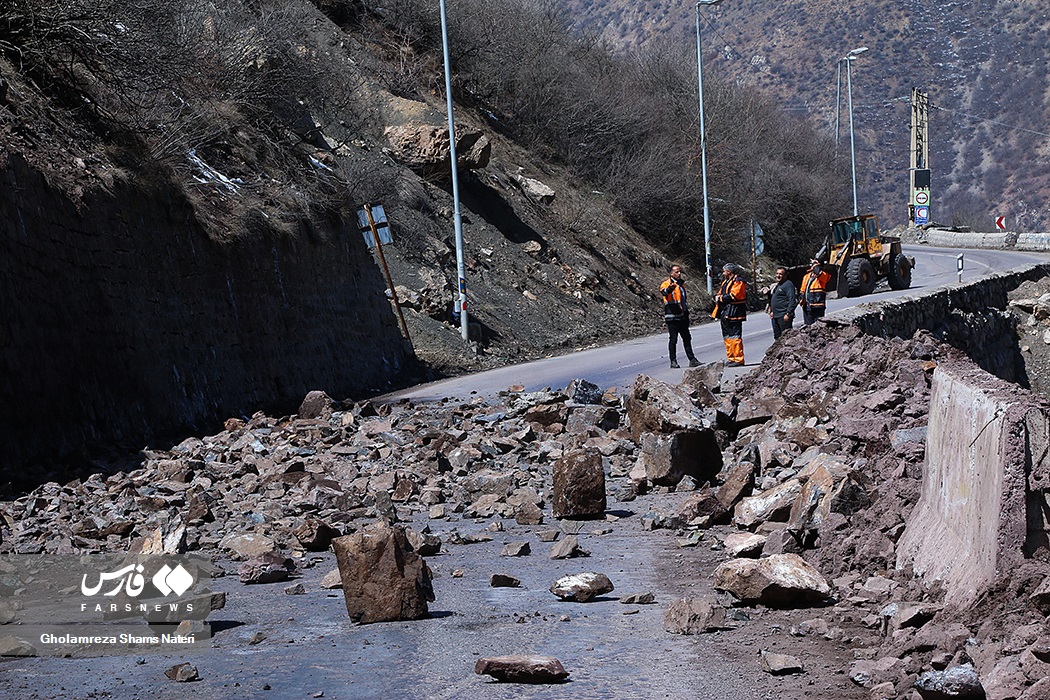 لق گیری سنگ در جاده کندوان/ عکس