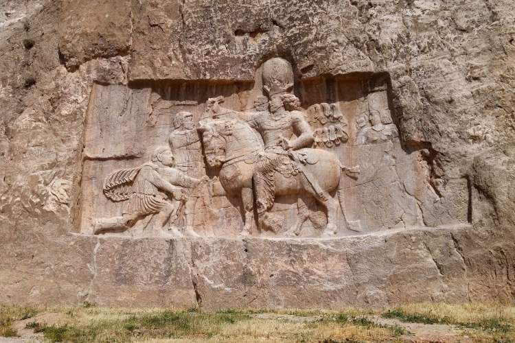 سنگبرجسته دوره ساسانی در بریتانیا؛ سو استفاده از فقر مردم برای سرقت آثار باستانی