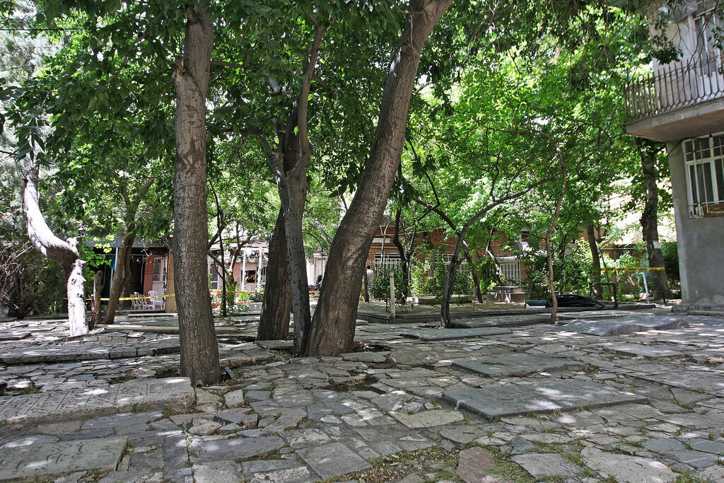 متفاوتترین گورستان تهران؛ چهکسانی اینجا دفن هستند؟/ عکس