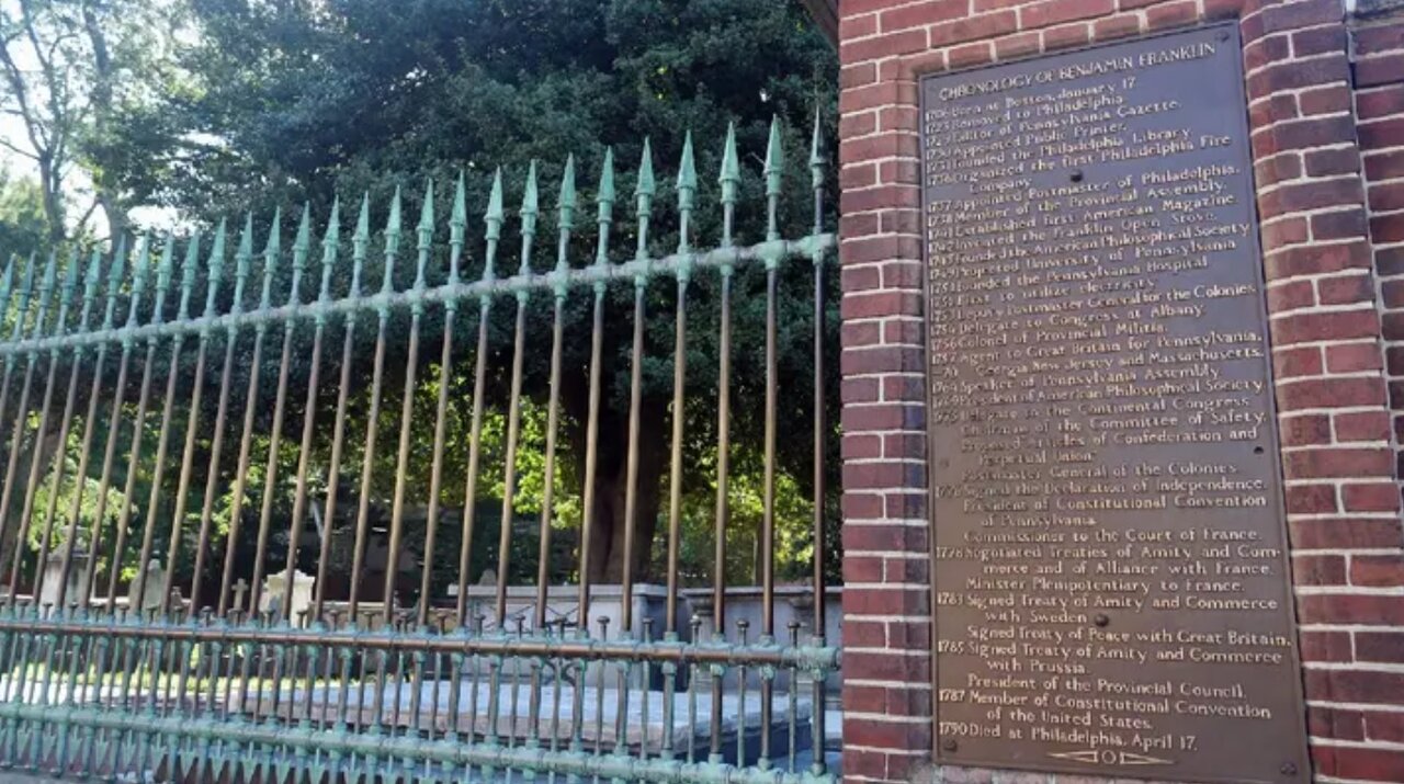 معنی سکههایی که آمریکاییها روی قبر میگذارند، چیست؟