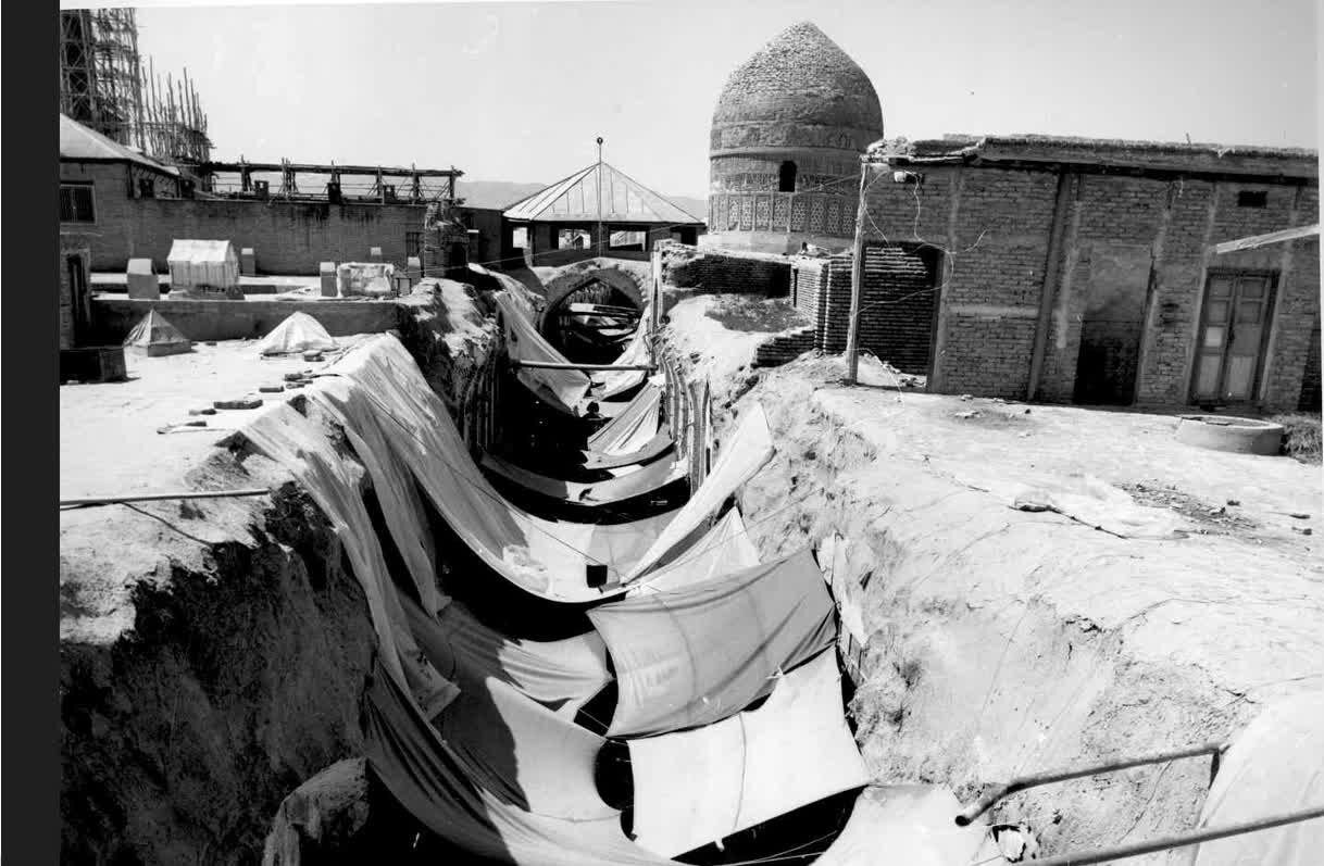 عکسی قدیمی که تاکنون ندیدهاید؛ «بازار زنجیرها» در دوره قاجاریه در کنار حرم امام رضا (ع)