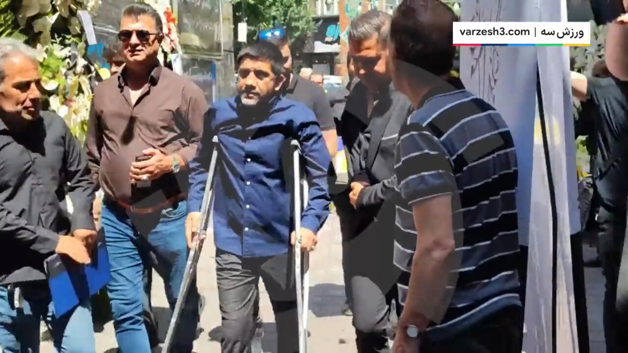 عکس | علیرضا دبیر با عصا در مراسم خواهر قلعهنویی