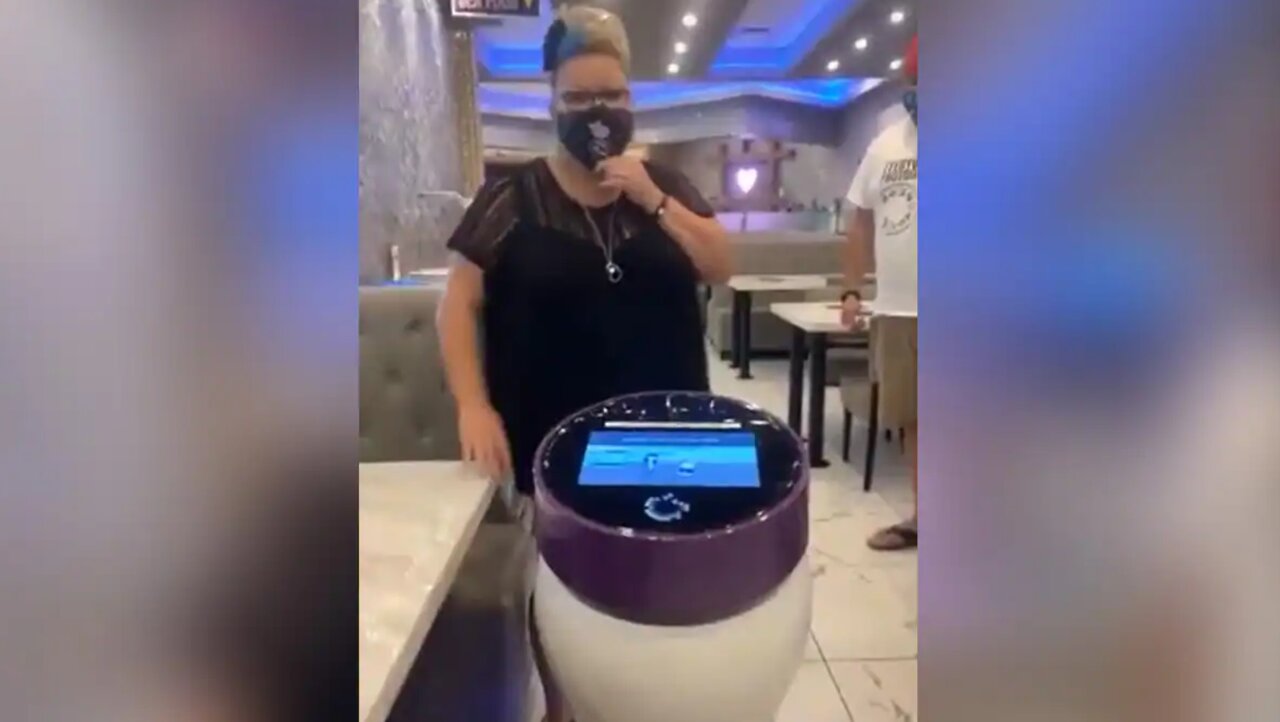 عصبانیت یک روبات پیشخدمت خبرساز شد/ عکس