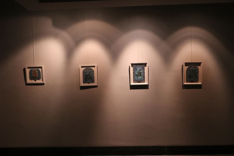 نقشهای نشسته بر خشت در نگارخانه سمنان