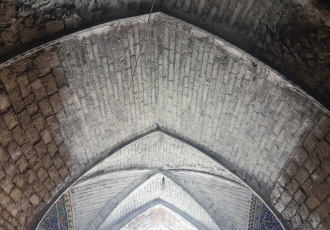 وضعیت خاص مسجد سید اصفهان/ از کاشیهای فروریخته تا مرمتهای ناشیانه!