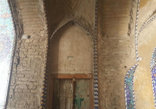 وضعیت خاص مسجد سید اصفهان/ از کاشیهای فروریخته تا مرمتهای ناشیانه!