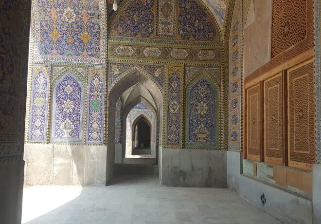 وضعیت خاص مسجد سید اصفهان/ از کاشیهای فروریخته تا مرمتهای ناشیانه!