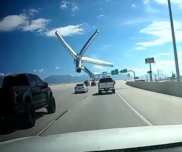 پرتاب پایه یک صندلی به شیشه جلوی خودرو وسط بزرگراه!/ عکس