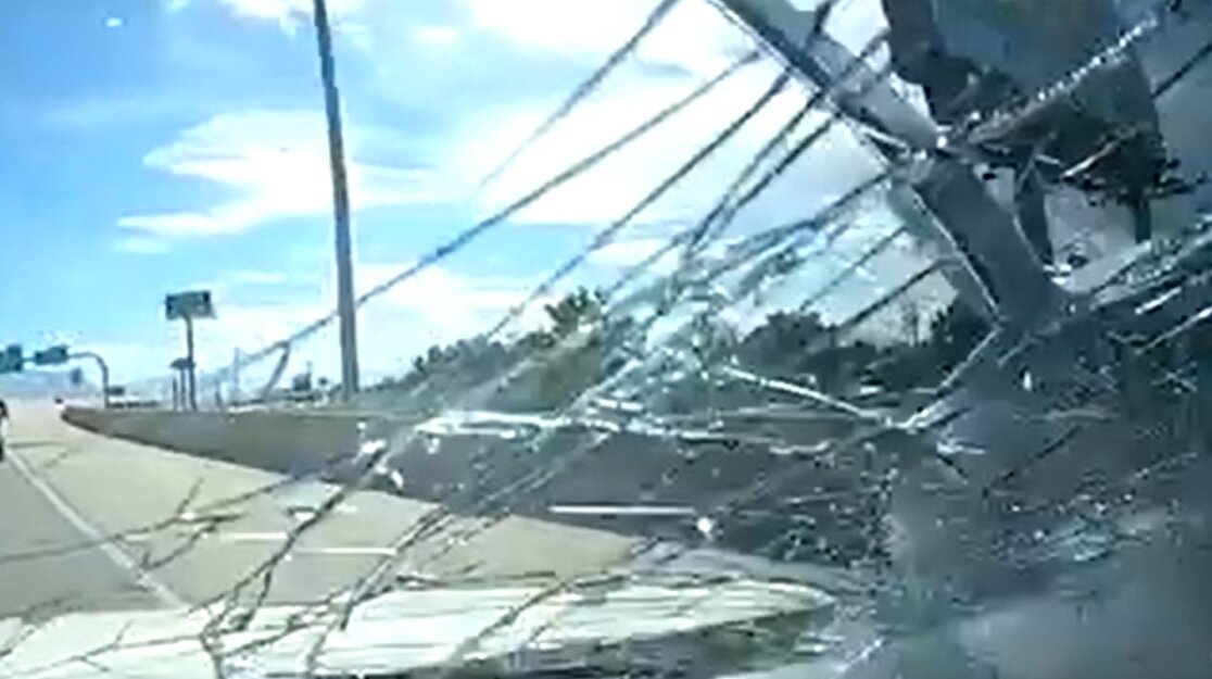 پرتاب پایه یک صندلی به شیشه جلوی خودرو وسط بزرگراه!/ عکس