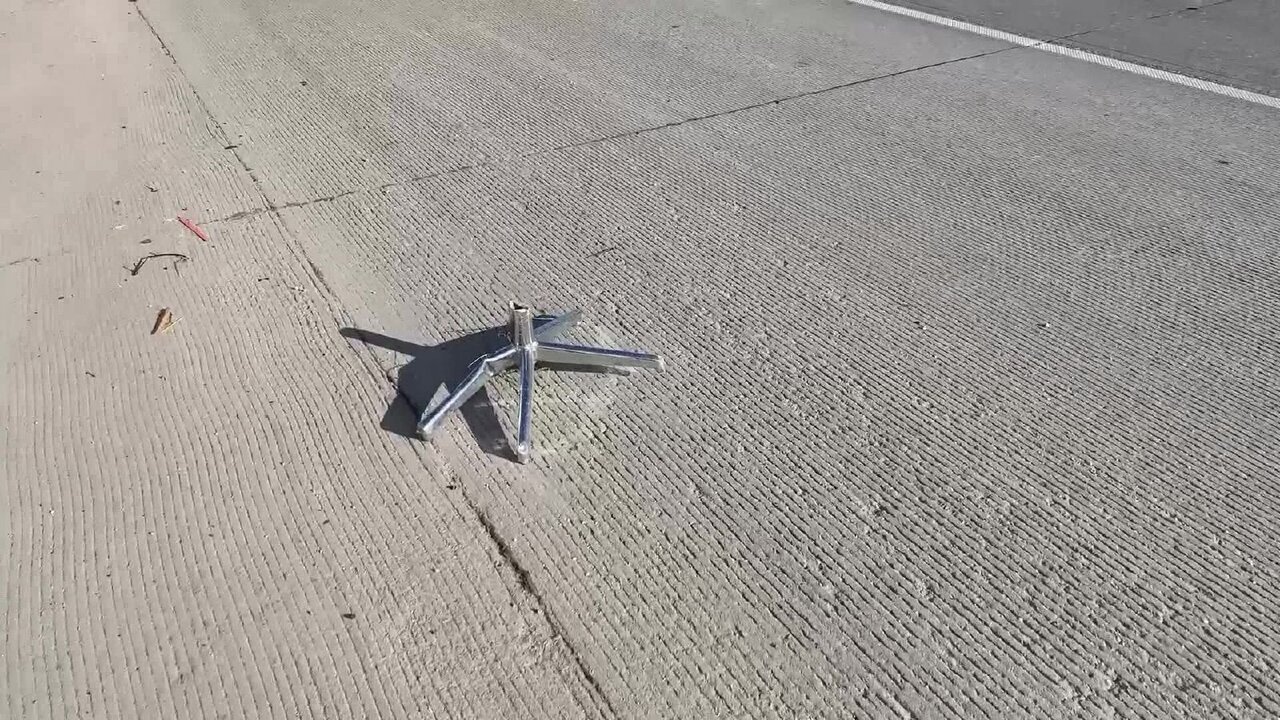 پرتاب پایه یک صندلی به شیشه جلوی خودرو وسط بزرگراه!/ عکس