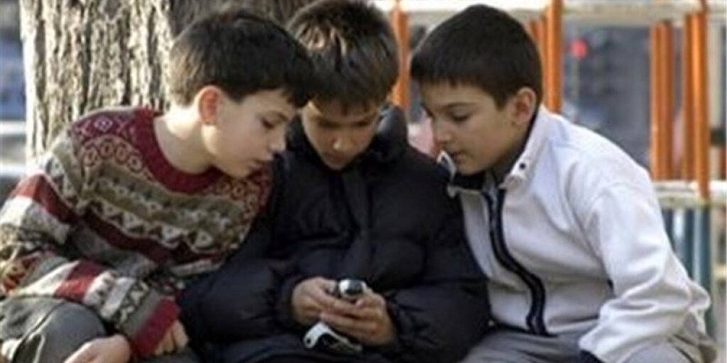 تفتیش دانشآموزان یک مدرسه دخترانه با تجهیزات الکترونیکی/ ممنوعیت همراه داشتن موبایل نیاز به چنین برخوردی دارد؟