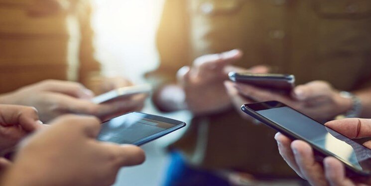 تفتیش دانشآموزان یک مدرسه دخترانه با تجهیزات الکترونیکی/ ممنوعیت همراه داشتن موبایل نیاز به چنین برخوردی دارد؟