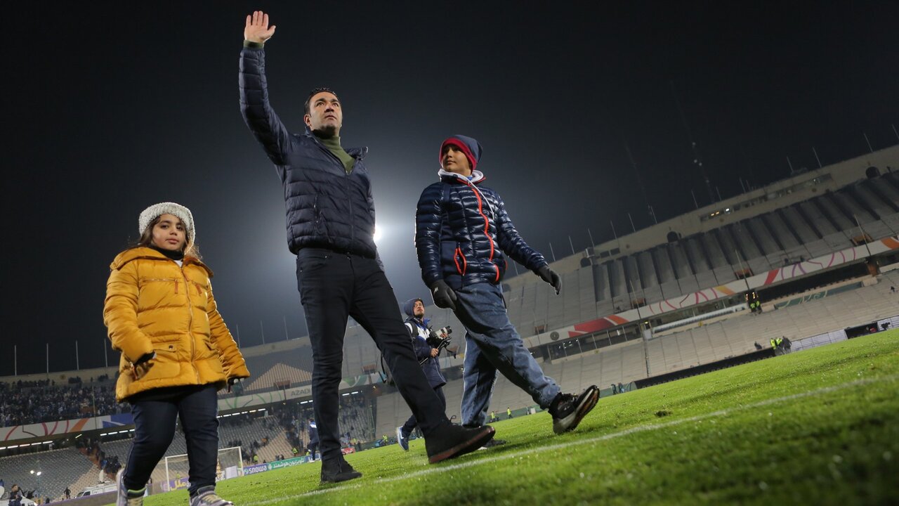 عکس| شب خاص فرزندان نکونام در آزادی؛ از شادی بامزه تا قدم زدن با پدر!