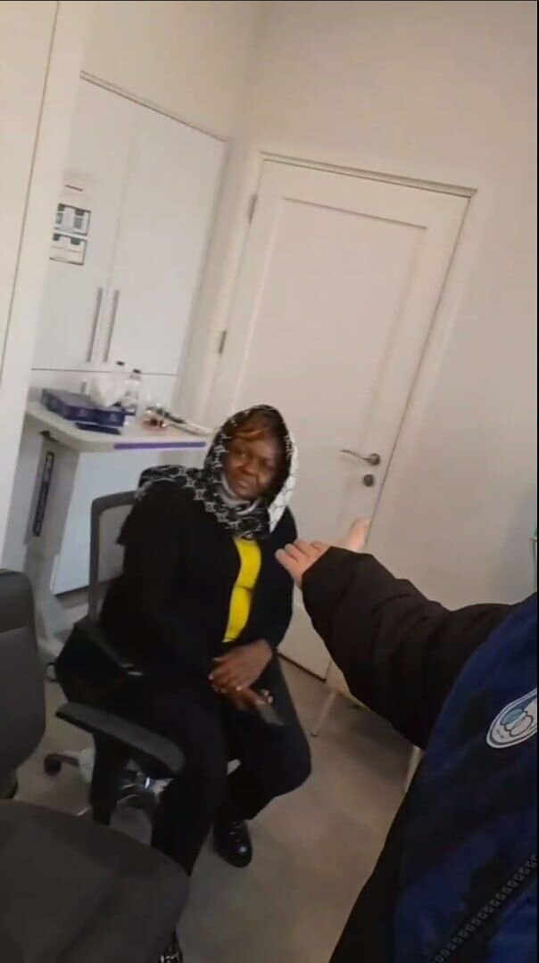 عکس| مادر یامگا خود را به بالین پسرش رساند