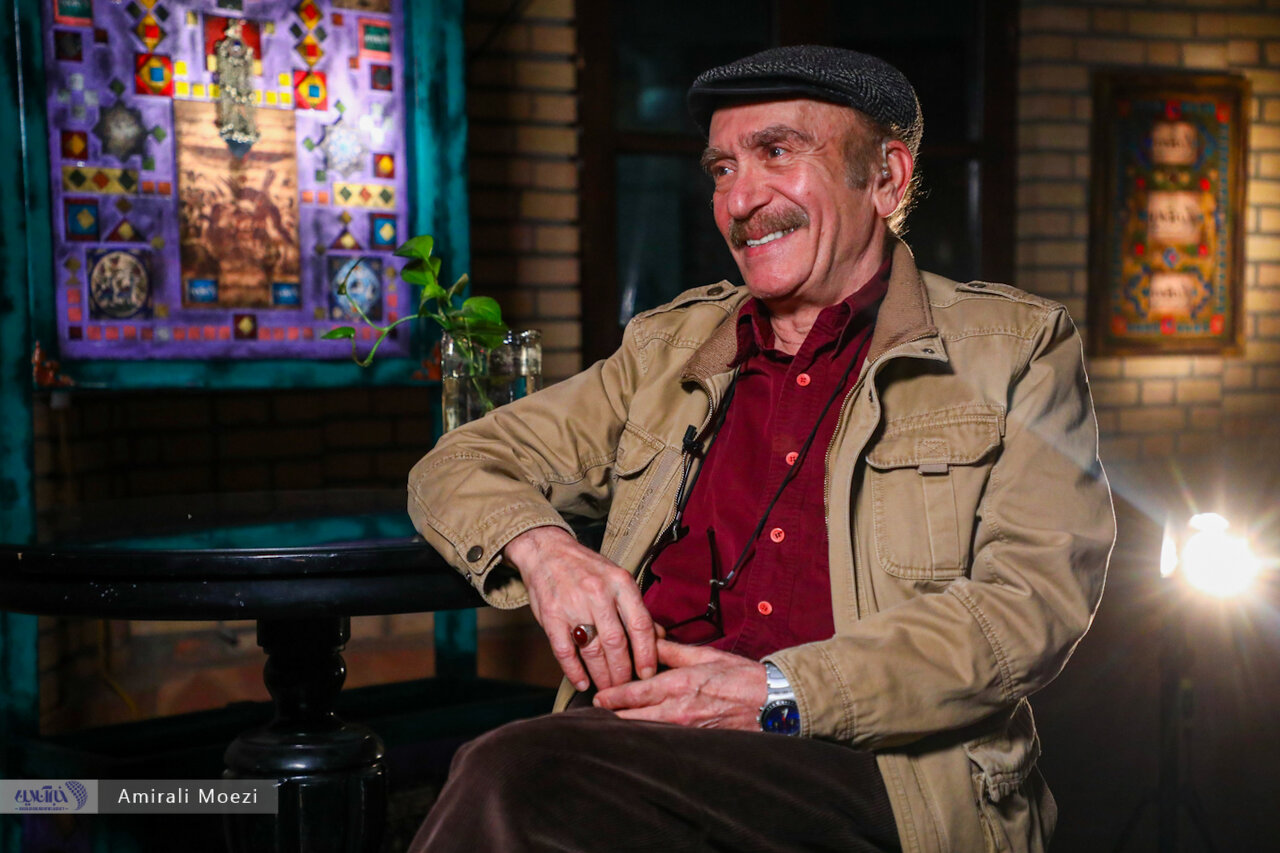 داریوش کاردان: تلویزیون نمیبینم رادیو هم گوش نمیدهم