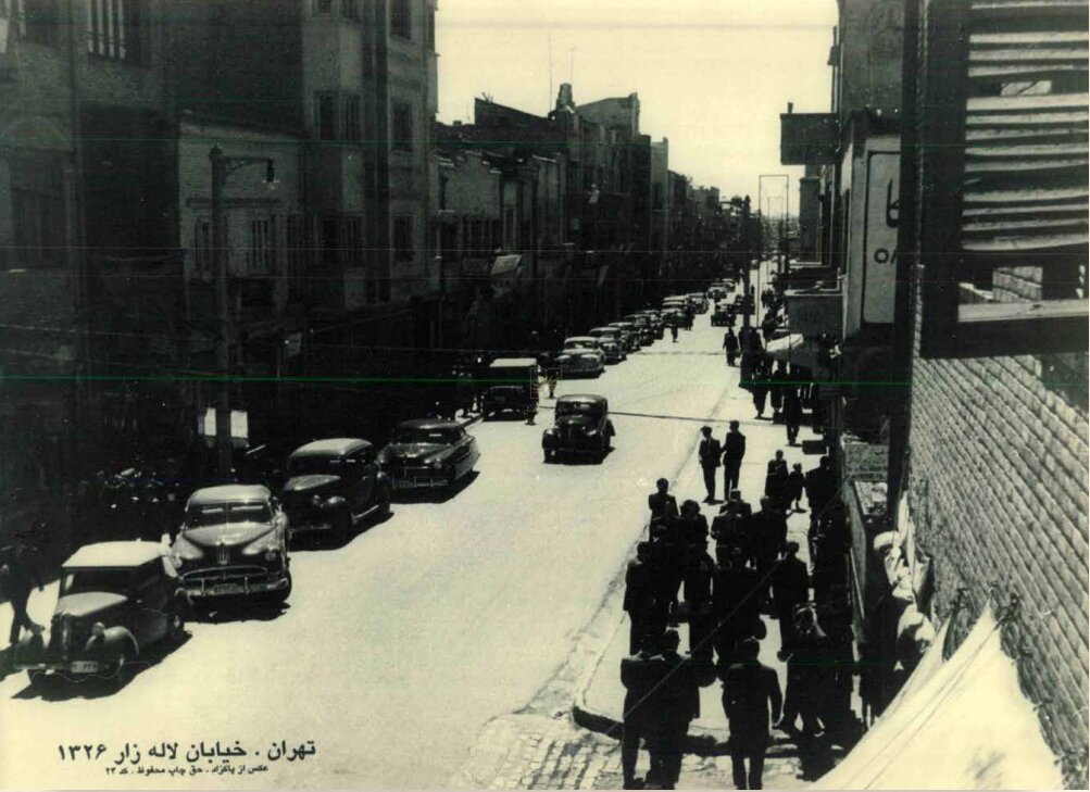تهران قدیم| تردد این خودروهای خاطرهانگیز در خیابان لالهزار؛ ۷۷ سال قبل/ عکس