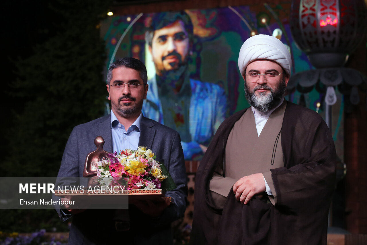 مسعود نجابتی چهره سال هنر انقلاب شد/ تقدیم جایزه به مردم غزه