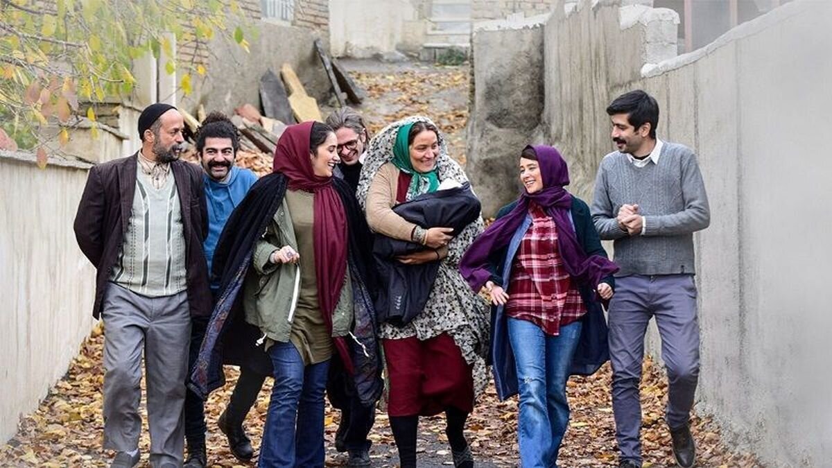 ماجرای قنبر و صنم که در میانسالی بچهدار میشوند/ کنایههای سیاسی در کنار شوخیهای شریف