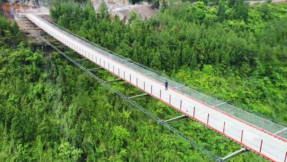 ترسناکترین پل معلق دنیا/ عکس