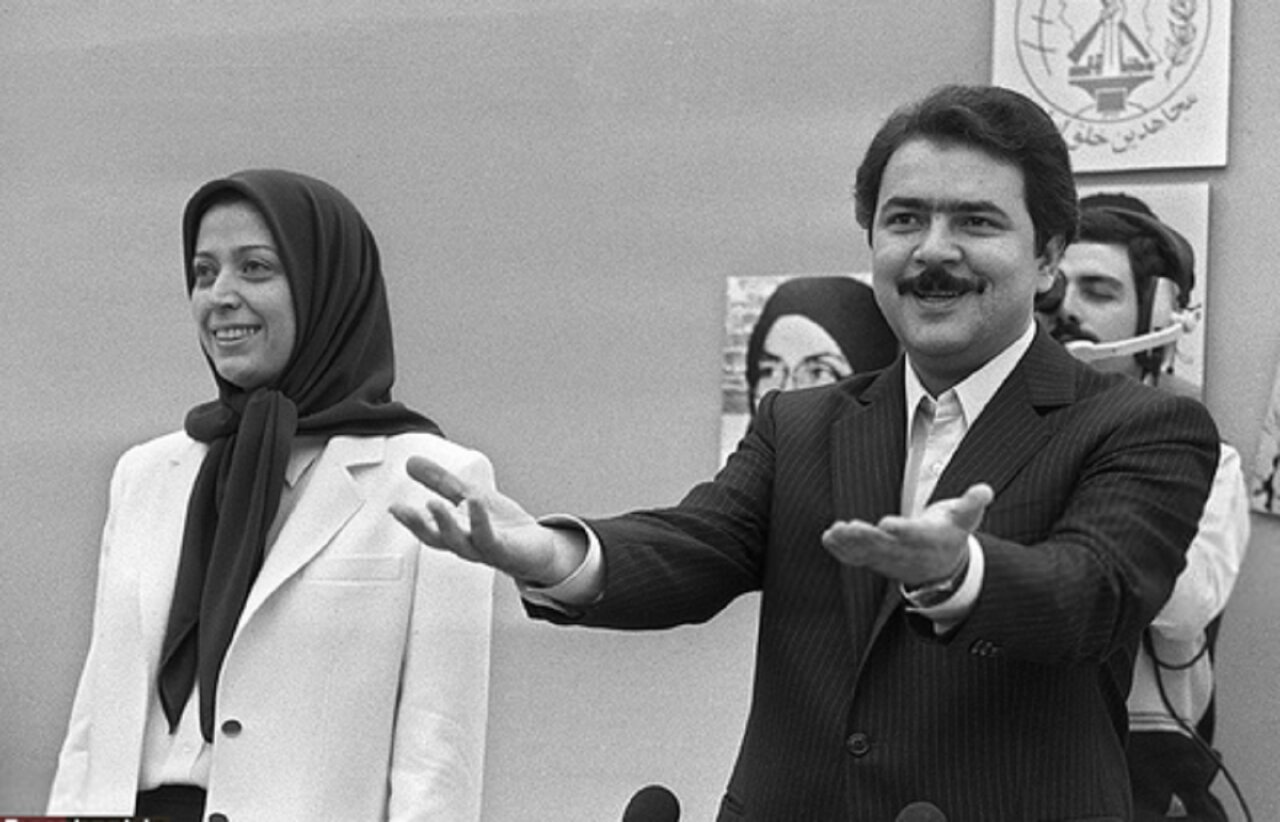 مسعود رجوی دوید بالای سن و با هیجان گفت: «مریم عضدانلو را به عنوان رئیسجمهور ایران معرفی میکنم»! مسعود رجوی دوید بالای سن و با هیجان گفت: «مریم عضدانلو را به عنوان رئیسجمهور ایران معرفی میکنم»!