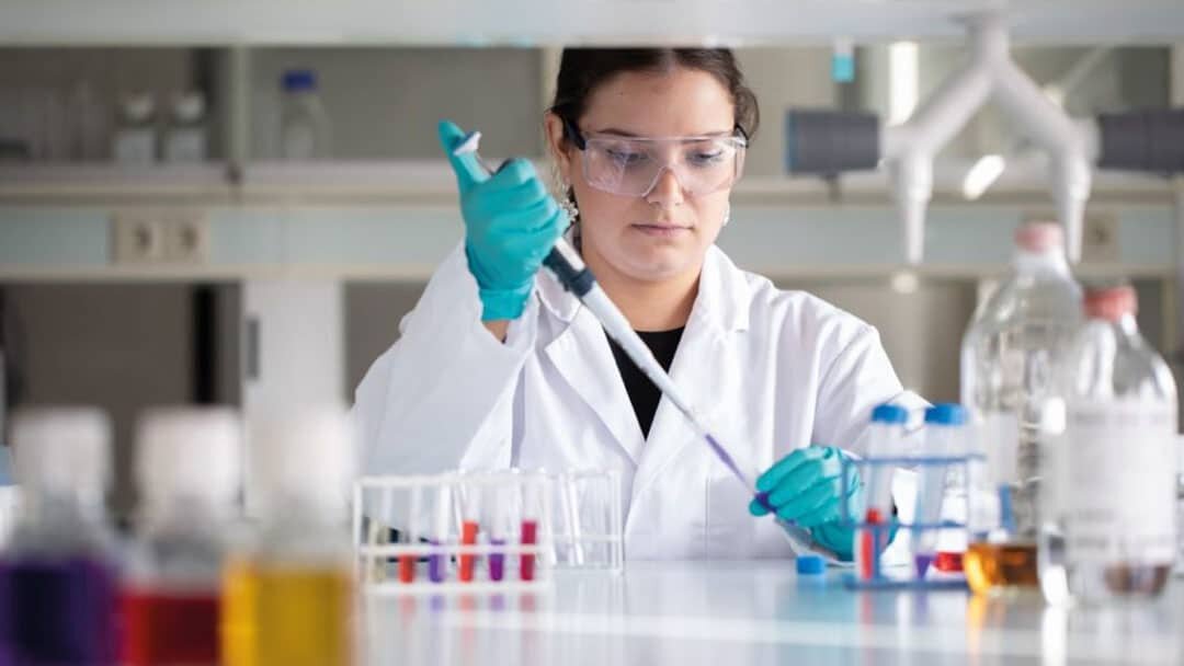 در واکسنهای کرونا تراشه ردیابی کار گذاشتند؟/ نشانه گرفتن اعتماد عمومی به واکسیناسیون و سلامت روان؛ «اگر سند علمی دارید رو کنید» در واکسنهای کرونا تراشه ردیابی کار گذاشتند؟/ نشانه گرفتن اعتماد عمومی به واکسیناسیون و سلامت روان؛ «اگر سند علمی دارید رو کنید»