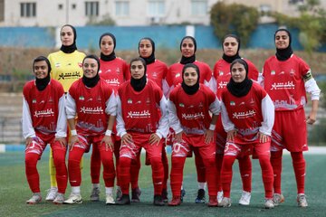 بانوان پرسپولیس در شیراز گل کاشتند! بانوان پرسپولیس در شیراز گل کاشتند!