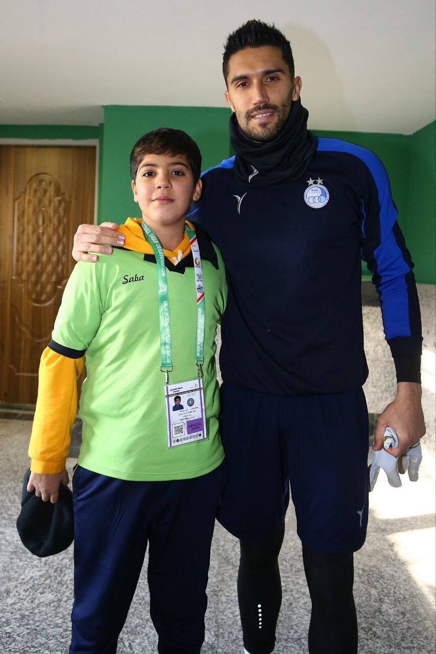 عکس | اقدام زیبای استقلالیها در اراک؛ دلجویی از کودک معروف دربی