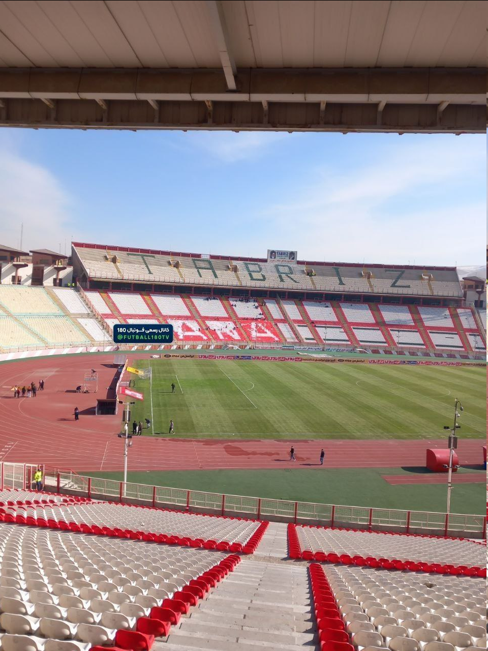 عکس| نوشته "مادر"روی سکوهای یادگار امام/ حمایت ویژهی هواداران تراکتور از علیرضا بیرانوند