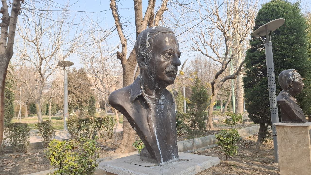 گلایه از بیمهری طولانی به مجسمههای پایتخت/ نقش و نگارهای کبوترها پاک نمیشود!/فردوسی همچنان دو رنگ مانده+ فیلم و عکس