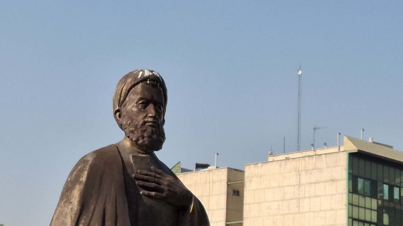 گلایه از بیمهری طولانی به مجسمههای پایتخت/ نقش و نگارهای کبوترها پاک نمیشود!/فردوسی همچنان دو رنگ مانده+ فیلم و عکس