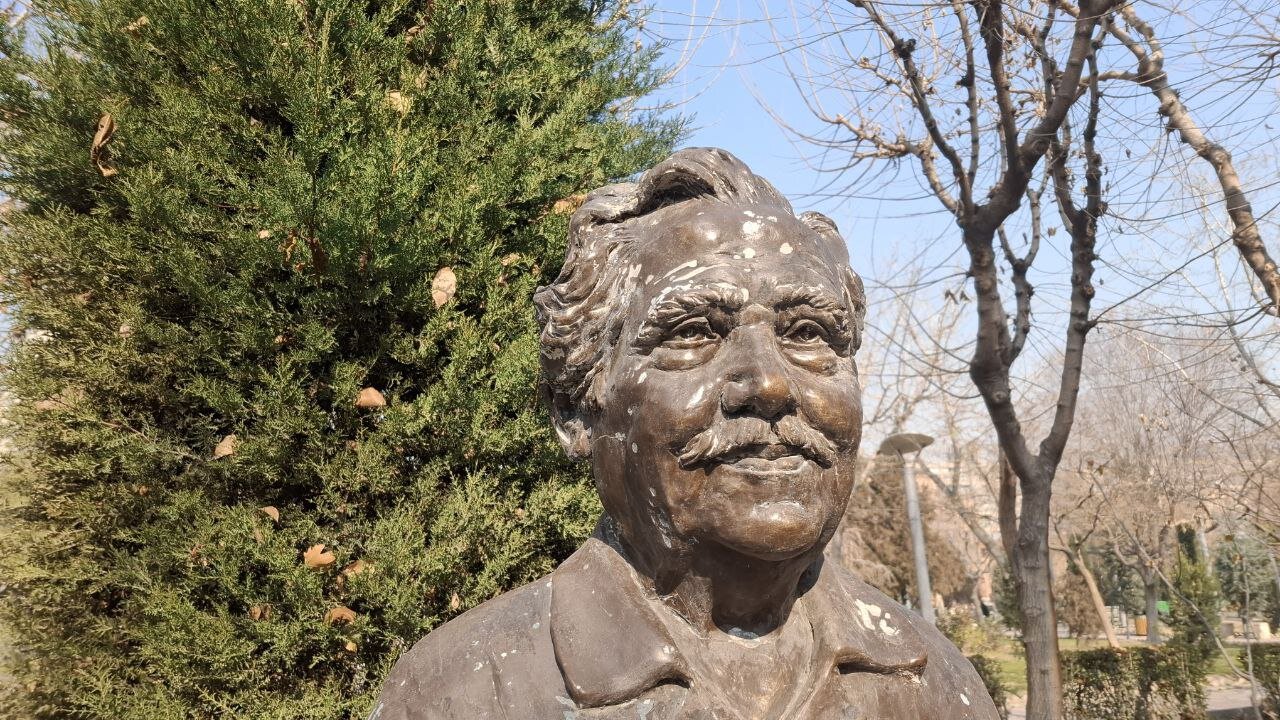 گلایه از بیمهری طولانی به مجسمههای پایتخت/ نقش و نگارهای کبوترها پاک نمیشود!/فردوسی همچنان دو رنگ مانده+ فیلم و عکس