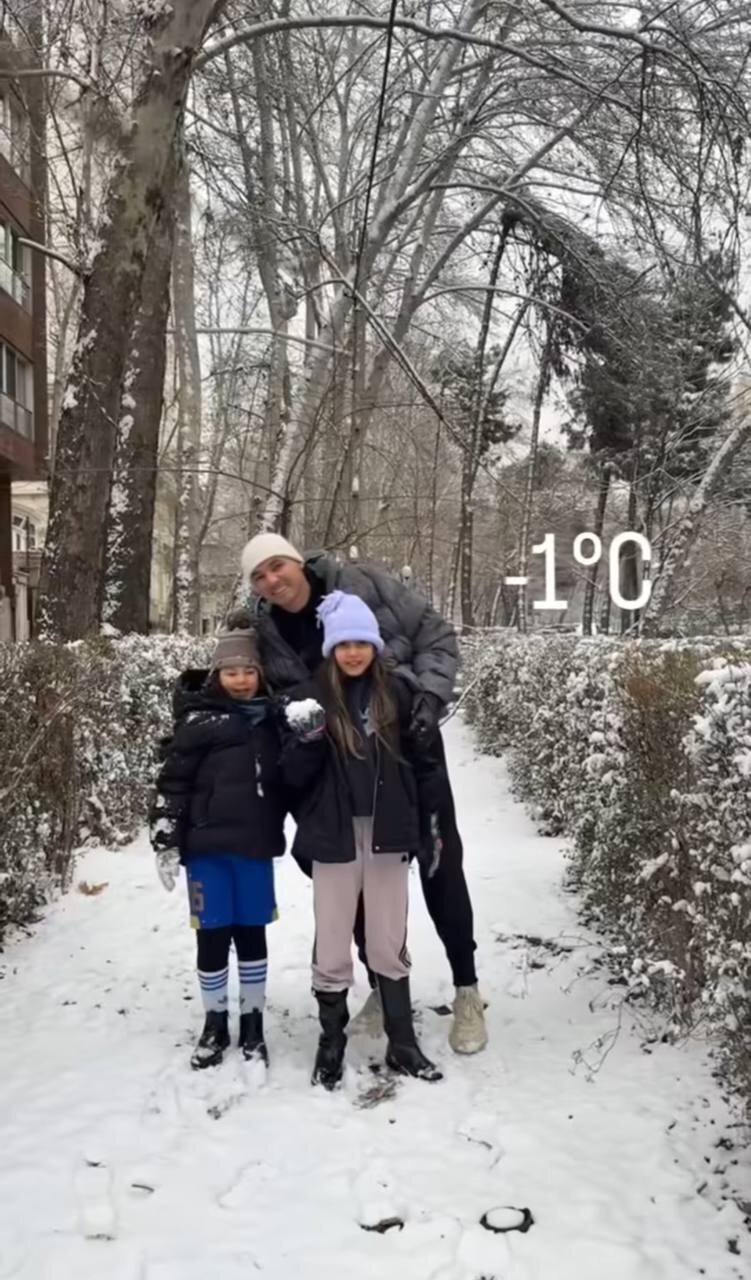 عکس | عاشقانههای ستاره استقلال و همسرش در برف تهران