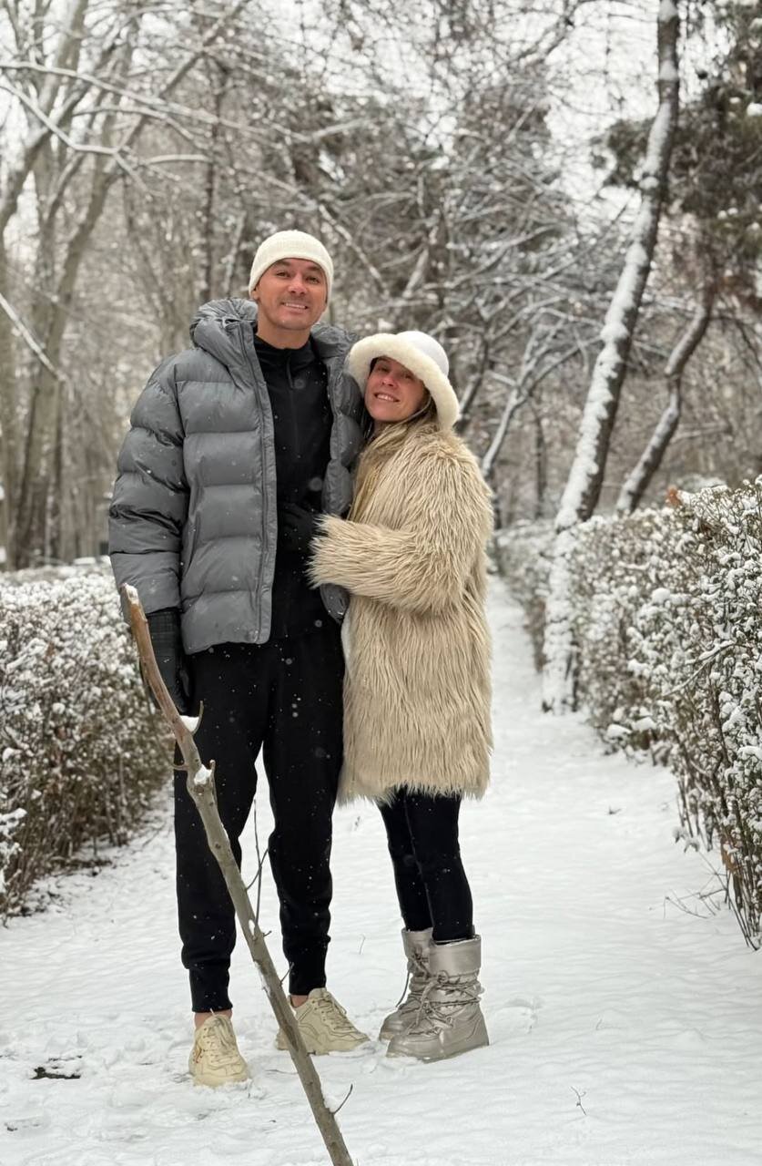 عکس | عاشقانههای ستاره استقلال و همسرش در برف تهران