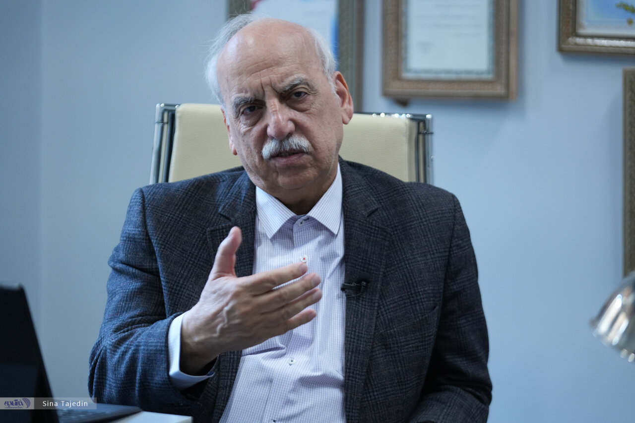 چرا نمیتوان تورم را به یکباره کاهش داد؟ / عبده تبریزی: اگر مسیر دهه ۸۰ ادامه مییافت، امروز شبیه ترکیه و عربستان بودیم