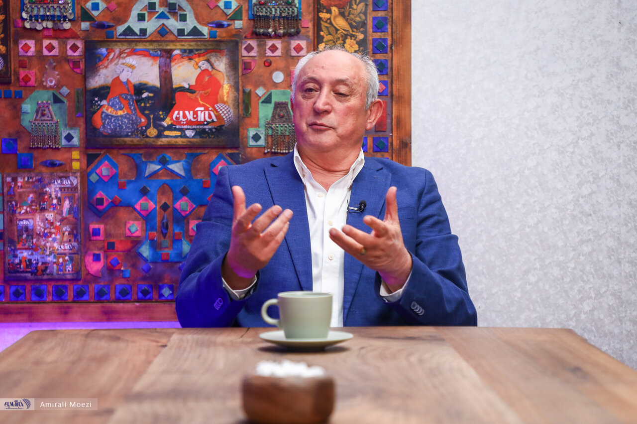 پایتخت را میبینم ولی محسن تنابنده باید به من زنگ میزد/علی پروین گفت سیاه بپوشیم که کمتر گل بخوریم!