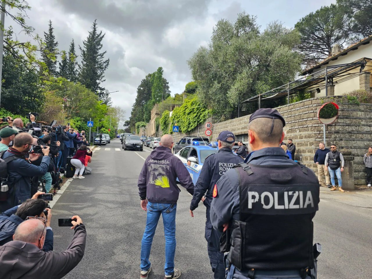 تصویری از انبوه خبرنگاران و عکاسان خبری در محل مذاکره