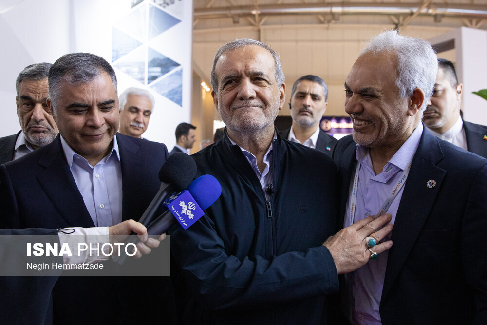 چهره خندان پزشکیان در نمایشگاه نفت/ وزیر هم آمده بود