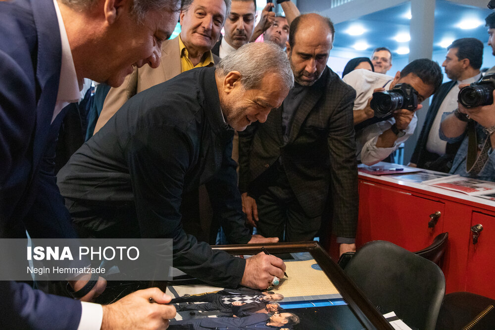 چهره خندان پزشکیان در نمایشگاه نفت/ وزیر هم آمده بود