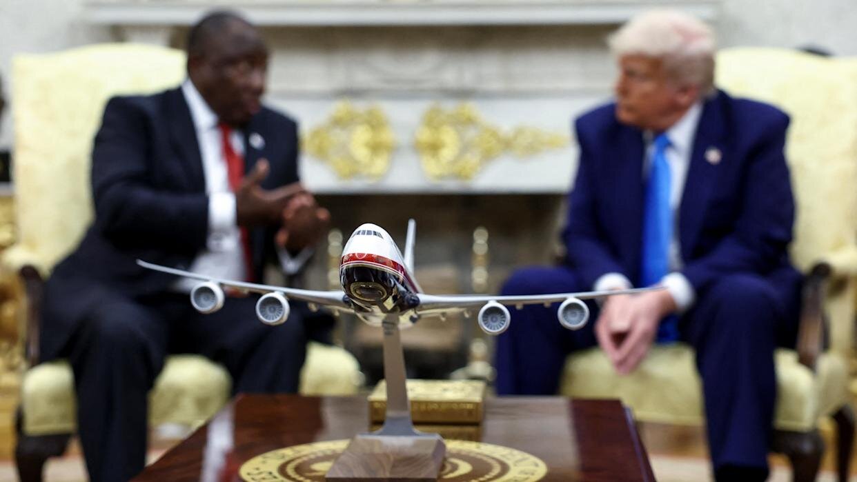 آیا به شما گفتهاند آن کجاست؟ آقای رئیس جمهور؟!/این مرد از همان دری که ۳ ساعت پیش وارد شده بود از همان در هم کاخسفید را با دو گلفباز ترک کرد آیا به شما گفتهاند آن کجاست؟ آقای رئیس جمهور؟!/این مرد از همان دری که ۳ ساعت پیش وارد شده بود از همان در هم کاخسفید را با دو گلفباز ترک کرد