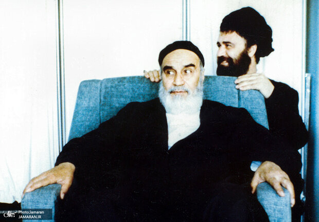 خاطره تلخ سیداحمد خمینی از لحظات آخر زندگی امام(ره)/ دکتر فاضل گفت آقا تا یکی دو ساعت دیگر، بیشتر نمی توانند حرف بزنند خاطره تلخ سیداحمد خمینی از لحظات آخر زندگی امام(ره)/ دکتر فاضل گفت آقا تا یکی دو ساعت دیگر، بیشتر نمی توانند حرف بزنند