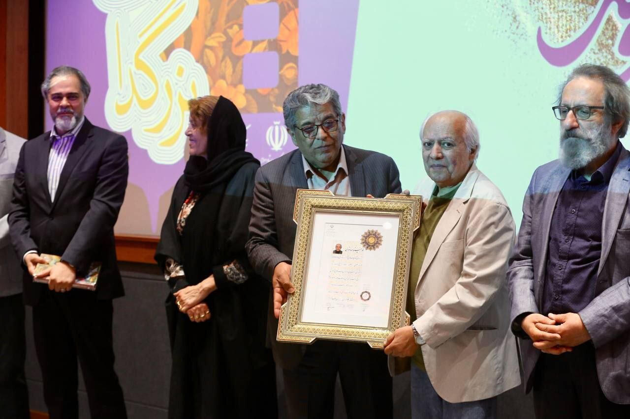 تقدیر از مردی که در سینما ماند و برای آن جنگید تقدیر از مردی که در سینما ماند و برای آن جنگید