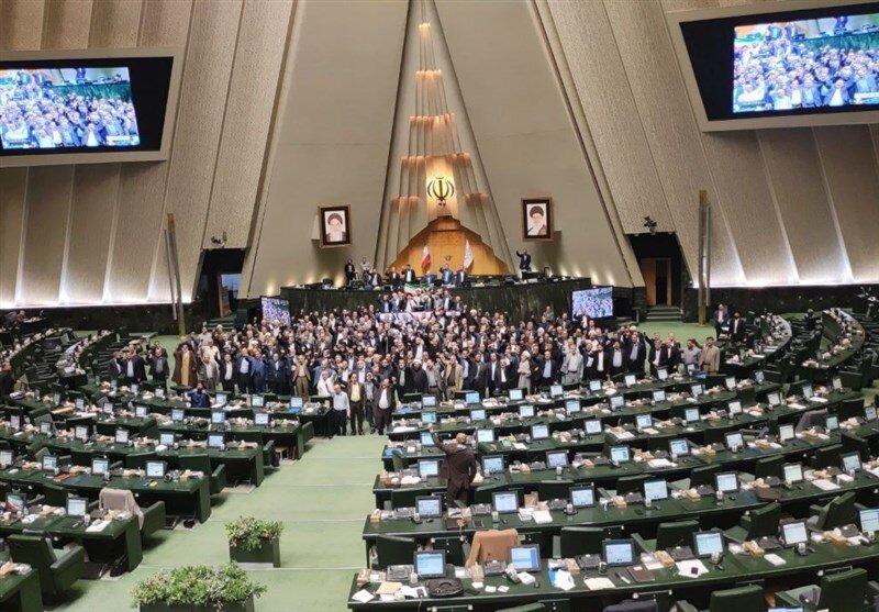 عکس دسته جمعی در مجلس/ سلام نظامی آقای نماینده عکس دسته جمعی در مجلس/ سلام نظامی آقای نماینده