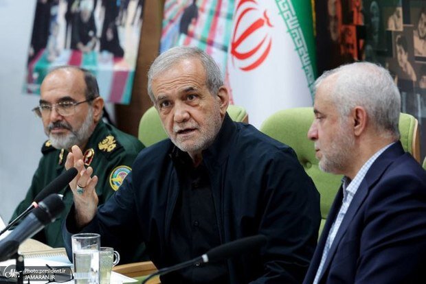 پزشکیان: دخترم حاضر نشد در روزهای جنگ از من فاصله بگیرد/اگر کسی نظری مخالف ما داشت، لزوما دشمن ما نیست پزشکیان: دخترم حاضر نشد در روزهای جنگ از من فاصله بگیرد/اگر کسی نظری مخالف ما داشت، لزوما دشمن ما نیست